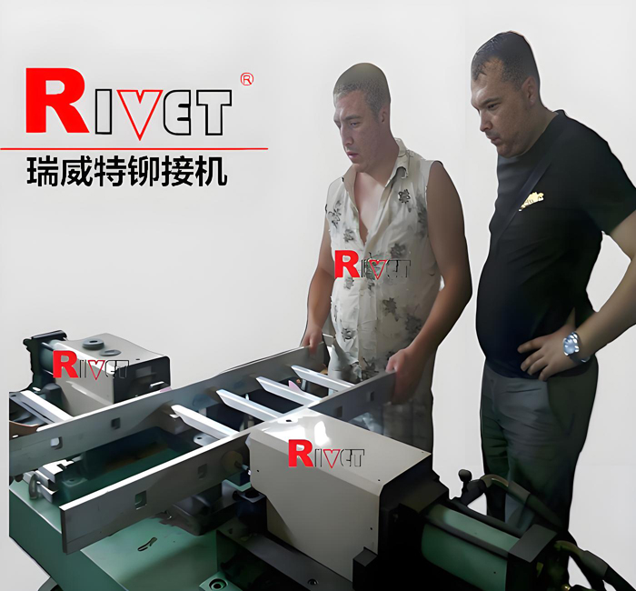 鋁合金梯子鉚接機|梯子漲牙鉚接機|梯子翻邊鉚接機|梯子制造鉚接機